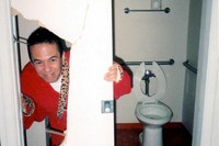 Американский бобслеист на Олимпиаде сражается с дверьми ванной и лифта