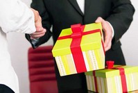 Чиновникам разрешено выкупать подарки стоимостью свыше 3 тыс. рублей