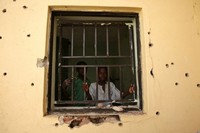 В Нигерии произошло нападение на полицейский участок, тюрьму и строительную компанию