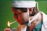 Запретить курить врачам, учителям и полицейским во время работы предлагает Комитет Госдумы по охране здоровья