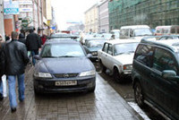 Лужков намерен очистить тротуары от автомобилей