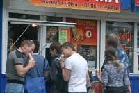 Гастарбайтеры-нелегалы кормят москвичей на вокзалах