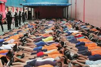 ЗАКЛЮЧЕННЫЕ СДАЮТ ОРУЖИЕ И ОБЯЗУЮТСЯ СОБЛЮДАТЬ МИР