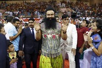 КТО ТАКОЙ ЭТОТ ГУРУ, ИЗ-ЗА КОТОРОГО ПОГИБЛО 38 ЧЕЛОВЕК?