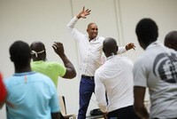 ЧЕМПИОН МИРА ПО БОКСУ ОБУЧАЕТ ЗАКЛЮЧЕННЫХ КОНТРОЛИРОВАТЬ СВОЙ ГНЕВ