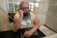 ПРОВЕДЯ 27 ЛЕТ В КАМЕРЕ СМЕРТНИКОВ, ХЭНК СКИННЕР ОСТАЕТСЯ «ОПТИМИСТОМ»