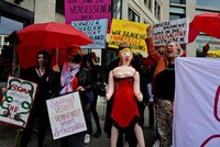 В БЕРЛИНЕ БОРДЕЛИ ОТКРЫЛИСЬ, НО… БЕЗ СЕКСА