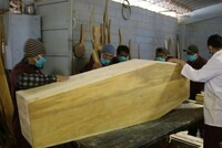 КОРОНАВИРУС: В ЭКВАДОРЕ ЗАКЛЮЧЕННЫЕ ДЕЛАЮТ ГРОБЫ
