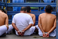 В САЛЬВАДОРЕ АРЕСТОВАНО 50 000 ЧЛЕНОВ БАНД