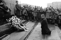 7 ДЕКАБРЯ 1970 ГОДА: ДЕНЬ, КОГДА ВИЛЛИ БРАНДТ ВСТАЛ НА КОЛЕНИ В ВАРШАВЕ