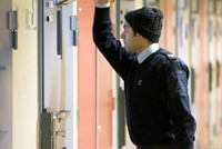 Сколько стоит сотрудник тюрьмы в Бельгии?