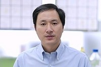 СОЗДАТЕЛЬ ПЕРВЫХ В МИРЕ ЛЮДЕЙ С ИСКУССТВЕННО ИЗМЕНЕННЫМИ ГЕНАМИ ПРИГОВОРЕН К ТРЕМ ГОДАМ ТЮРЬМЫ