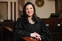 СЫН ФЕДЕРАЛЬНОЙ СУДЬИ УБИТ ВО ВРЕМЯ НАПАДЕНИЯ НА ЕЕ ДОМ