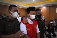 УЧИТЕЛЮ, НАСИЛОВАВШЕМУ ШКОЛЬНИЦ, ПОЖИЗНЕННОЕ ЗАКЛЮЧЕНИЕ ЗАМЕНИЛИ НА СМЕРТНУЮ КАЗНЬ