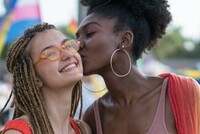 ДОЛЯ АМЕРИКАНЦЕВ, ИДЕНТИФИЦИРУЮЩИХ СЕБЯ КАК ЛГБТ, УДВОИЛАСЬ ЗА 10 ЛЕТ