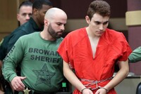 УБИВШИЙ 17 ЧЕЛОВЕК В СРЕДНЕЙ ШКОЛЕ ПАРКЛЕНДА ИЗБЕЖАЛ СМЕРТНОЙ КАЗНИ