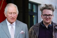 БРИТАНЕЦ, БРОСИВШИЙ В КОРОЛЯ КАРЛА III ЯЙЦО, ПРИГОВОРЕН К… ШТРАФУ