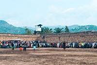 ОДИН ДЕНЬ В ТЮРЬМЕ БУРУНДИ: «МНОГИМ ПРИХОДИТСЯ СПАТЬ ПОД ДОЖДЕМ»