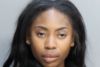 БЕРЕМЕННАЯ ЖЕНЩИНА, ОБВИНЯЕМАЯ В УБИЙСТВЕ, ТРЕБУЕТ ОСВОБОДИТЬ ЕЕ ИЗ ТЮРЬМЫ, ПОТОМУ ЧТО ЕЕ ПЛОД НЕВИНОВЕН