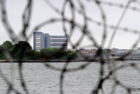 КОРОНАВИРУС: ТРОЕ БЫВШИХ ЗАКЛЮЧЕННЫХ РАССКАЗЫВАЮТ, КАКОЙ АД ТВОРИТСЯ В ТЮРЬМЕ «РАЙКЕРС-АЙЛЕНД» ВО ВРЕМЯ ПАНДЕМИИ