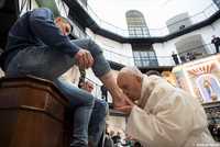 ПАПА РИМСКИЙ ОМЫЛ НОГИ ЗАКЛЮЧЕННЫМ