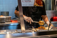 ЖЕНЩИНА ПРИГОВОРЕНА К РАБОТЕ В ФАСТ-ФУДЕ ПОСЛЕ НАПАДЕНИЯ НА ОФИЦИАНТКУ