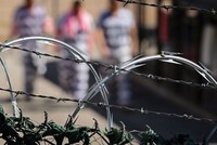 ДЖО БАЙДЕН ОТКАЗЫВАЕТСЯ ОТ ЧАСТНЫХ ТЮРЕМ