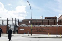 В США КОРОНАВИРУС АТАКУЕТ ОГРОМНУЮ МАССУ ЗАКЛЮЧЕННЫХ