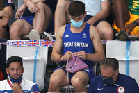 ФОТО, ВЯЖУЩЕГО НА ТРИБУНЕ В ТОКИО ТОМА ДЕЙЛИ, ОБЛЕТЕЛО ВЕСЬ МИР