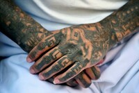 РАСКАЯВШИЕСЯ БАНДИТЫ СВОДЯТ ТАТУИРОВКИ