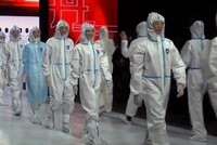 КИТАЙ: АНТИКОВИДНЫЕ КОМБИНЕЗОНЫ ПРЕДСТАВЛЕНЫ ВО ВРЕМЯ ПОКАЗА МОД