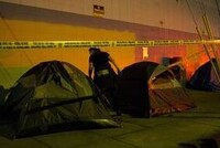 АМЕРИКАНЕЦ ТРАВИЛ БЕЗДОМНЫХ И СНИМАЛ ИХ МУЧЕНИЯ