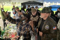 РОЖДЕСТВЕНСКИЙ ПОДАРОК ОТ ШВАРЦЕНЕГГЕРА БЕЗДОМНЫМ ВЕТЕРАНАМ