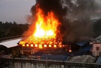 ЗАКЛЮЧЕННЫЕ ПОДОЖГЛИ ТЮРЬМУ, ТРЕБУЯ ИЗОЛИРОВАТЬ БОЛЬНЫХ КОРОНАВИРУСОМ