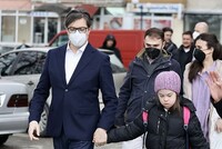 ПРЕЗИДЕНТ СЕВЕРНОЙ МАКЕДОНИИ ЛИЧНО СОПРОВОДИЛ В ШКОЛУ ДЕВОЧКУ-ИНВАЛИДА, ГДЕ НАД НЕЙ ИЗДЕВАЛИСЬ ОДНОКЛАССНИКИ