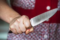 Защищавшую дочь жительницу Усть-Илимска признали виновной в убийстве с превышением  пределов необходимой обороны (ч. 1 ст. 108 УК РФ) и приговорили к одному году лишения свободы