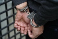 Ровно пять минут провел на свободе освободившийся из колонии мужчина