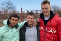 Футболисты «Краснодара» подарили автомобиль таксисту с ДЦП, которого затравили в сети  