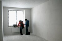 Взыскания за некачественную отделку квартир в новостройках становится настоящим бизнесом, заявил председатель Комитета Госдумы по строительству и ЖКХ Сергей Пахомов
