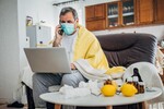 Если болеть, то и на основной работе и по внутреннему совместительству, даже если оно дистанционное, иначе больничный не оплатят, пояснили в Социальном фонде России