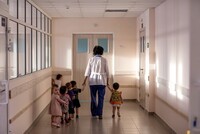 Четверть детей в детских домах находятся там необоснованно, им можно было оказать помощь без разлучения с семьей, поработав с ней. Об этом заявила уполномоченный по правам ребенка Мария Львова-Белова на встрече с Президентом РФ Владимиром Путиным. К такому выводу омбудсмен пришла в результате проведенной по поручению президента Всероссийской инспекции системы профилактики социального сиротства