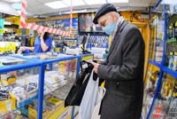 Роспотребнадзор подтвердил право магазинов отказать в обслуживании покупателям без перчаток и масок