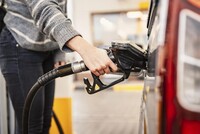 Автовладелица требует через суд 300 тыс. рублей с АЗС, на которой ее машину заправили не тем топливом, сообщили в пресс-службе судов общей юрисдикции Новосибирской области