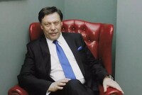 Представитель правительства в КС Михаил Барщевский (его компания вела защиту Долиной) объявил, что покидает должность