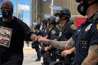 «Русский агент?» На плече одного из полицейских Хьюстона обнаружена татуировка «Россия»))