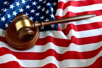 На администрацию Трампа за два месяца подали более 150 исков, сообщает Bloomberg