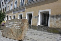 Родной дом Гитлера в городе Браунау, Австрия, будет реконструирован и превращен в полицейский участок, где со временем планируется проводить тренинги по правам человека для полиции