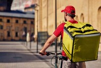 Судимым за определенные преступления хотят запретить работать курьерами, кроме того, планируется повышение административной ответственности за доставку продуктов без медицинской книжки