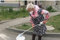 В Алтайском крае пенсионерка самостоятельно нарисовала дорожную разметку
