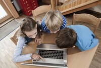 Большинство родителей – 72% обучают детей основам безопасного поведения в цифровом пространстве, свидетельствуют данные опроса МТС и «Авито»